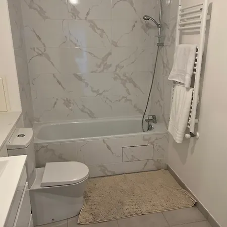 Apartment F3 *